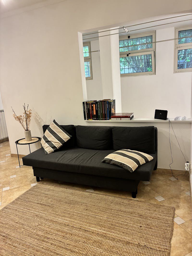 Spacious & Modern Ground-Floor Apartment